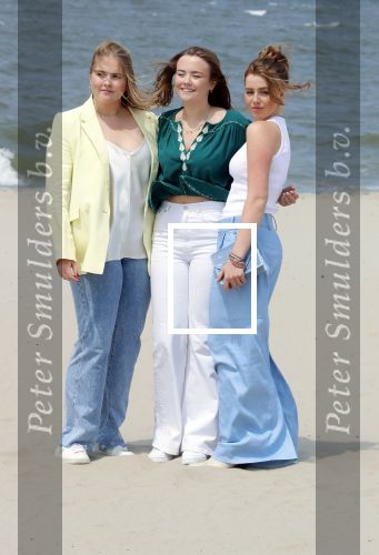 Den haag 30 juni 2023
Fotosessie op het strand Koning Willem Alexander, koningin Maxima en prinses Ariane, Prinses  Amalia en Prinses Alexia poseren tijdens de fotosessie op het strand met hond mambo.