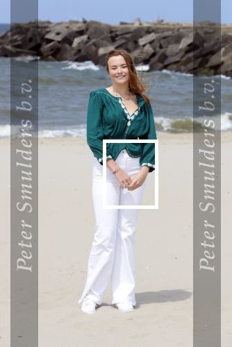 Den haag 30 juni 2023
Fotosessie op het strand Koning Willem Alexander, koningin Maxima en prinses Ariane, Prinses  Amalia en Prinses Alexia poseren tijdens de fotosessie op het strand met hond mambo.