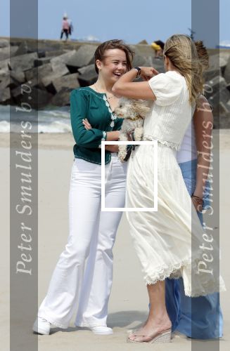 Den haag 30 juni 2023
Fotosessie op het strand Koning Willem Alexander, koningin Maxima en prinses Ariane, Prinses  Amalia en Prinses Alexia poseren tijdens de fotosessie op het strand met hond mambo.