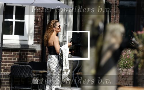 Naarden 17 juli 2023
Quinty Trustfull met haar manager Hans v d Veen op terras in naarden Vesting