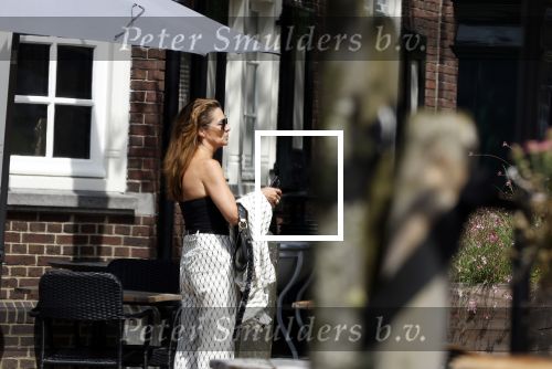 Naarden 17 juli 2023
Quinty Trustfull met haar manager Hans v d Veen op terras in naarden Vesting