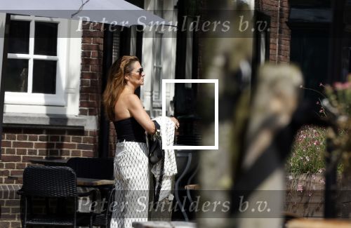 Naarden 17 juli 2023
Quinty Trustfull met haar manager Hans v d Veen op terras in naarden Vesting