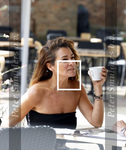 Naarden 17 juli 2023
Quinty Trustfull met haar manager Hans v d Veen op terras in naarden Vesting