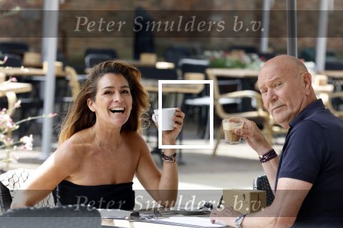 Naarden 17 juli 2023
Quinty Trustfull met haar manager Hans v d Veen op terras in naarden Vesting