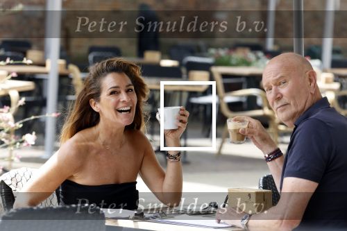 Naarden 17 juli 2023
Quinty Trustfull met haar manager Hans v d Veen op terras in naarden Vesting