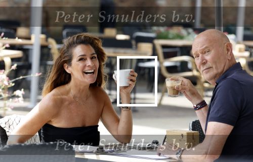 Naarden 17 juli 2023
Quinty Trustfull met haar manager Hans v d Veen op terras in naarden Vesting