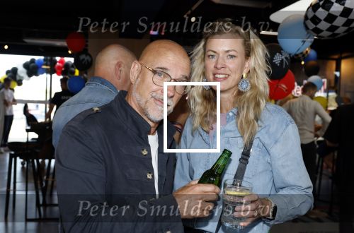 Zandvoort 6 juli 2023
Presentatie Formule 1 F1 spel van Robert Doornbos en Chantal Bles in de box van Redbull op circuitpark Zandvoort. Rob Kamphues met vriendin