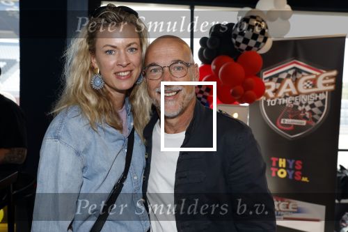 Zandvoort 6 juli 2023
Presentatie Formule 1 F1 spel van Robert Doornbos en Chantal Bles in de box van Redbull op circuitpark Zandvoort. Rob Kamphues met vriendin