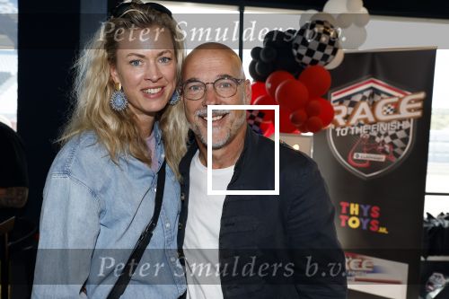 Zandvoort 6 juli 2023
Presentatie Formule 1 F1 spel van Robert Doornbos en Chantal Bles in de box van Redbull op circuitpark Zandvoort. Rob Kamphues met vriendin
