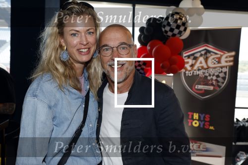 Zandvoort 6 juli 2023
Presentatie Formule 1 F1 spel van Robert Doornbos en Chantal Bles in de box van Redbull op circuitpark Zandvoort. Rob Kamphues met vriendin
