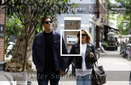 Amsterdam 6 juli 2023
Rob Kemps met zijn nieuwe vriendin Stephanie Klaver op straat in Amsterdam zuid.