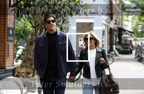 Amsterdam 6 juli 2023
Rob Kemps met zijn nieuwe vriendin Stephanie Klaver op straat in Amsterdam zuid.