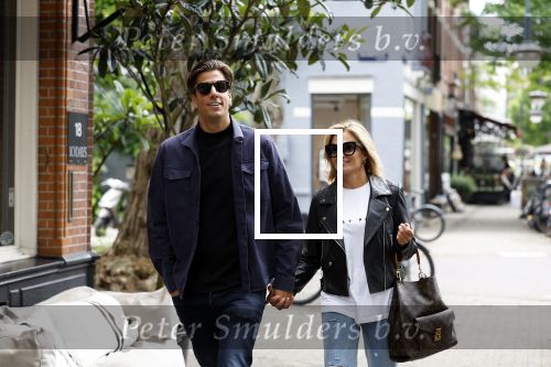 Amsterdam 6 juli 2023
Rob Kemps met zijn nieuwe vriendin Stephanie Klaver op straat in Amsterdam zuid.