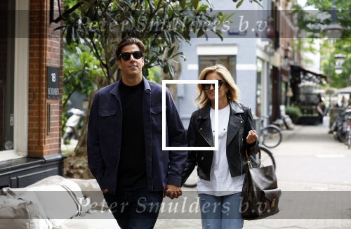 Amsterdam 6 juli 2023
Rob Kemps met zijn nieuwe vriendin Stephanie Klaver op straat in Amsterdam zuid.