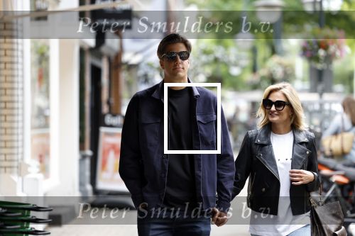 Amsterdam 6 juli 2023
Rob Kemps met zijn nieuwe vriendin Stephanie Klaver op straat in Amsterdam zuid.