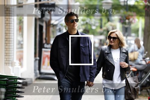 Amsterdam 6 juli 2023
Rob Kemps met zijn nieuwe vriendin Stephanie Klaver op straat in Amsterdam zuid.