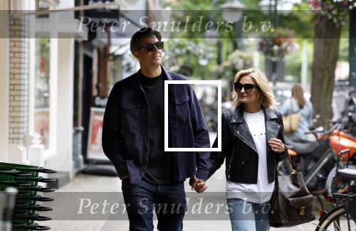 Amsterdam 6 juli 2023
Rob Kemps met zijn nieuwe vriendin Stephanie Klaver op straat in Amsterdam zuid.