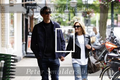 Amsterdam 6 juli 2023
Rob Kemps met zijn nieuwe vriendin Stephanie Klaver op straat in Amsterdam zuid.