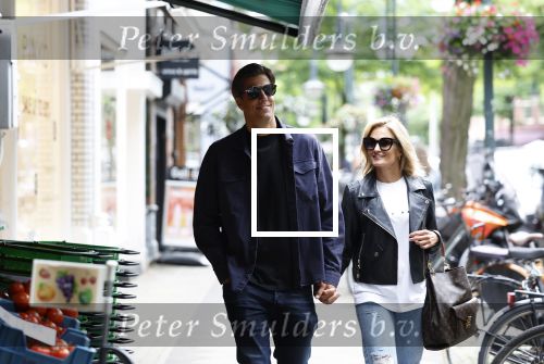 Amsterdam 6 juli 2023
Rob Kemps met zijn nieuwe vriendin Stephanie Klaver op straat in Amsterdam zuid.