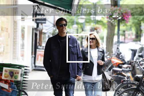 Amsterdam 6 juli 2023
Rob Kemps met zijn nieuwe vriendin Stephanie Klaver op straat in Amsterdam zuid.
