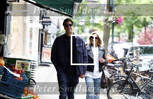 Amsterdam 6 juli 2023
Rob Kemps met zijn nieuwe vriendin Stephanie Klaver op straat in Amsterdam zuid.