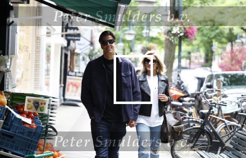 Amsterdam 6 juli 2023
Rob Kemps met zijn nieuwe vriendin Stephanie Klaver op straat in Amsterdam zuid.