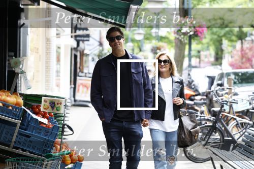 Amsterdam 6 juli 2023
Rob Kemps met zijn nieuwe vriendin Stephanie Klaver op straat in Amsterdam zuid.