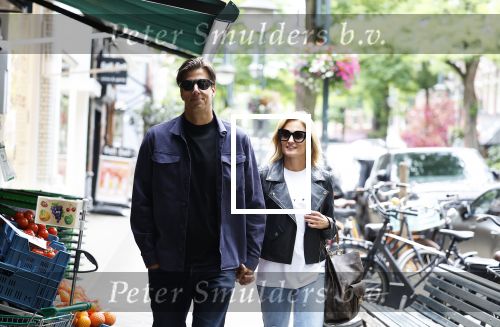 Amsterdam 6 juli 2023
Rob Kemps met zijn nieuwe vriendin Stephanie Klaver op straat in Amsterdam zuid.