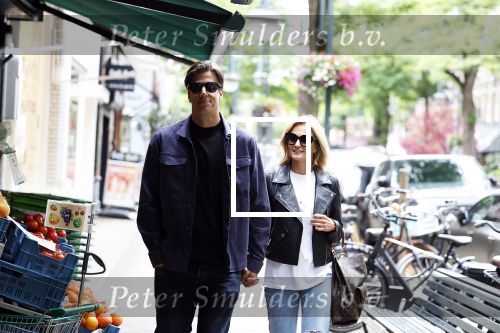 Amsterdam 6 juli 2023
Rob Kemps met zijn nieuwe vriendin Stephanie Klaver op straat in Amsterdam zuid.