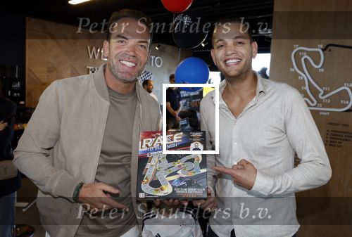 Zandvoort 6 juli 2023
Presenatie Formule 1 F1 spel van Robert Doornbos en Chantal Bles in de box van Redbull op circuitpark Zandvoort. Robert en Chahid Charrak (Dutch Performante)