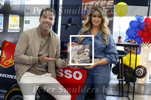Zandvoort 6 juli 2023
Presentatie Formule 1 F1 spel van Robert Doornbos en Chantal Bles in de box van Redbull op circuitpark Zandvoort.