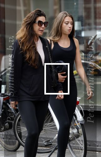 Amsterdam 14 juli 2023
Robine v d Meer met dochter en een vriendin  in Amsterdam zuid.