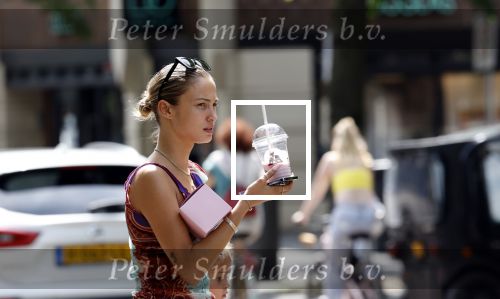 Amsterdam 11 juli 2023
Rose Bertram met dochter op straat in Amsterdam . Rose heeft een roos tatoo op haar arm.