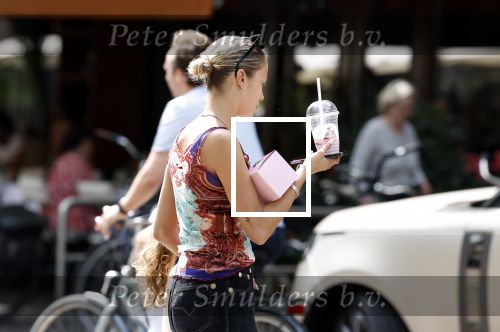 Amsterdam 11 juli 2023
Rose Bertram met dochter op straat in Amsterdam . Rose heeft een roos tatoo op haar arm.