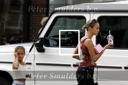 Amsterdam 11 juli 2023
Rose Bertram met dochter op straat in Amsterdam . Rose heeft een roos tatoo op haar arm.