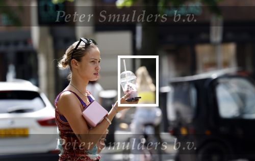 Amsterdam 11 juli 2023
Rose Bertram met dochter op straat in Amsterdam . Rose heeft een roos tatoo op haar arm.