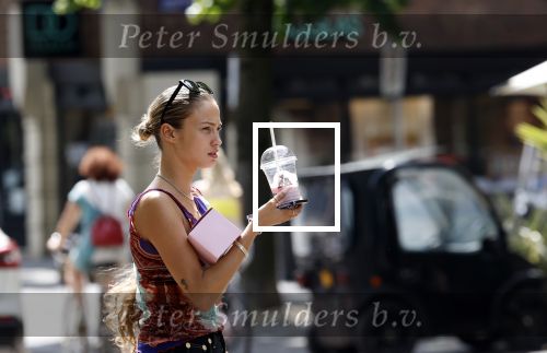 Amsterdam 11 juli 2023
Rose Bertram met dochter op straat in Amsterdam . Rose heeft een roos tatoo op haar arm.
