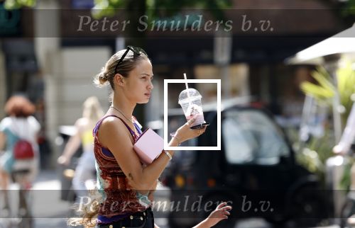 Amsterdam 11 juli 2023
Rose Bertram met dochter op straat in Amsterdam . Rose heeft een roos tatoo op haar arm.