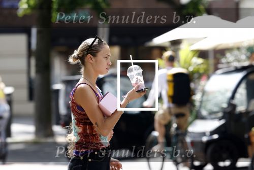 Amsterdam 11 juli 2023
Rose Bertram met dochter op straat in Amsterdam . Rose heeft een roos tatoo op haar arm.