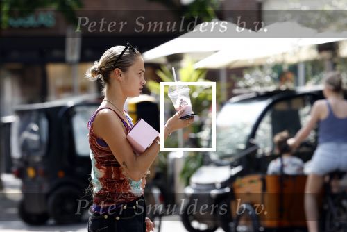 Amsterdam 11 juli 2023
Rose Bertram met dochter op straat in Amsterdam . Rose heeft een roos tatoo op haar arm.