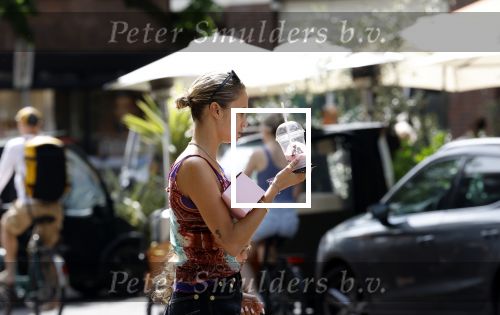 Amsterdam 11 juli 2023
Rose Bertram met dochter op straat in Amsterdam . Rose heeft een roos tatoo op haar arm.