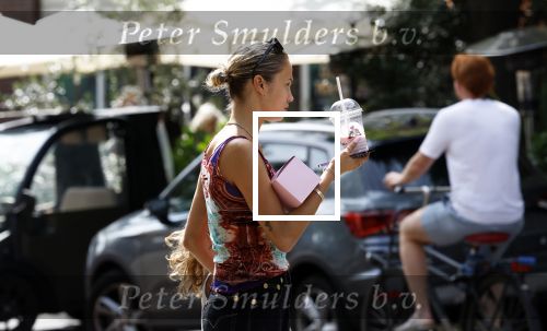 Amsterdam 11 juli 2023
Rose Bertram met dochter op straat in Amsterdam . Rose heeft een roos tatoo op haar arm.