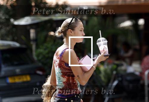 Amsterdam 11 juli 2023
Rose Bertram met dochter op straat in Amsterdam . Rose heeft een roos tatoo op haar arm.