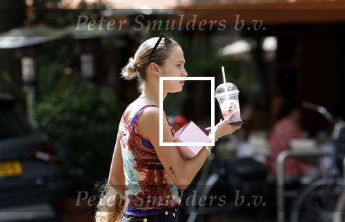 Amsterdam 11 juli 2023
Rose Bertram met dochter op straat in Amsterdam . Rose heeft een roos tatoo op haar arm.