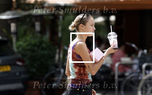 Amsterdam 11 juli 2023
Rose Bertram met dochter op straat in Amsterdam . Rose heeft een roos tatoo op haar arm.