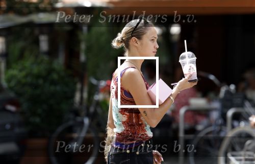 Amsterdam 11 juli 2023
Rose Bertram met dochter op straat in Amsterdam . Rose heeft een roos tatoo op haar arm.