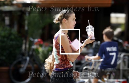 Amsterdam 11 juli 2023
Rose Bertram met dochter op straat in Amsterdam . Rose heeft een roos tatoo op haar arm.