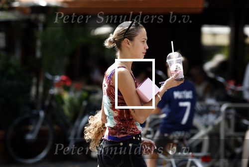 Amsterdam 11 juli 2023
Rose Bertram met dochter op straat in Amsterdam . Rose heeft een roos tatoo op haar arm.