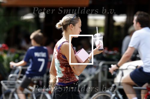 Amsterdam 11 juli 2023
Rose Bertram met dochter op straat in Amsterdam . Rose heeft een roos tatoo op haar arm.
