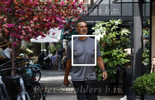 Amsterdam 18 juli 2023
Ruud Gullit en zijn vriendin Karin de Rooy op de cornelus Schuytstraat.